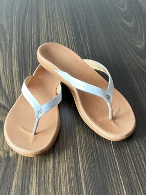 OluKai White Strap Thong Sandals with Tan Footbed